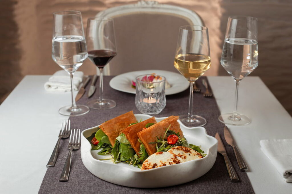 Dolllys-restaurant-andros-island-farmandseatotable-01