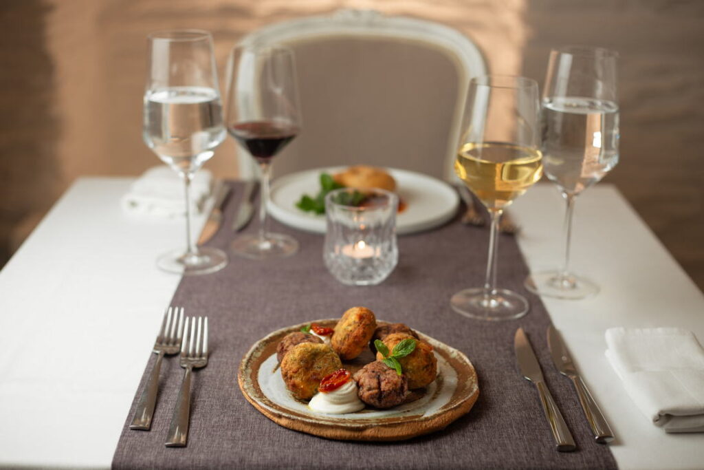 Dolllys-restaurant-andros-island-farmandseatotable-04