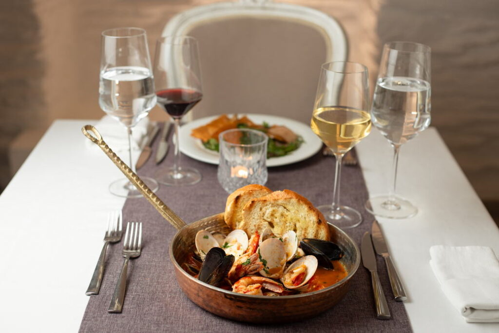 Dolllys-restaurant-andros-island-farmandseatotable-09