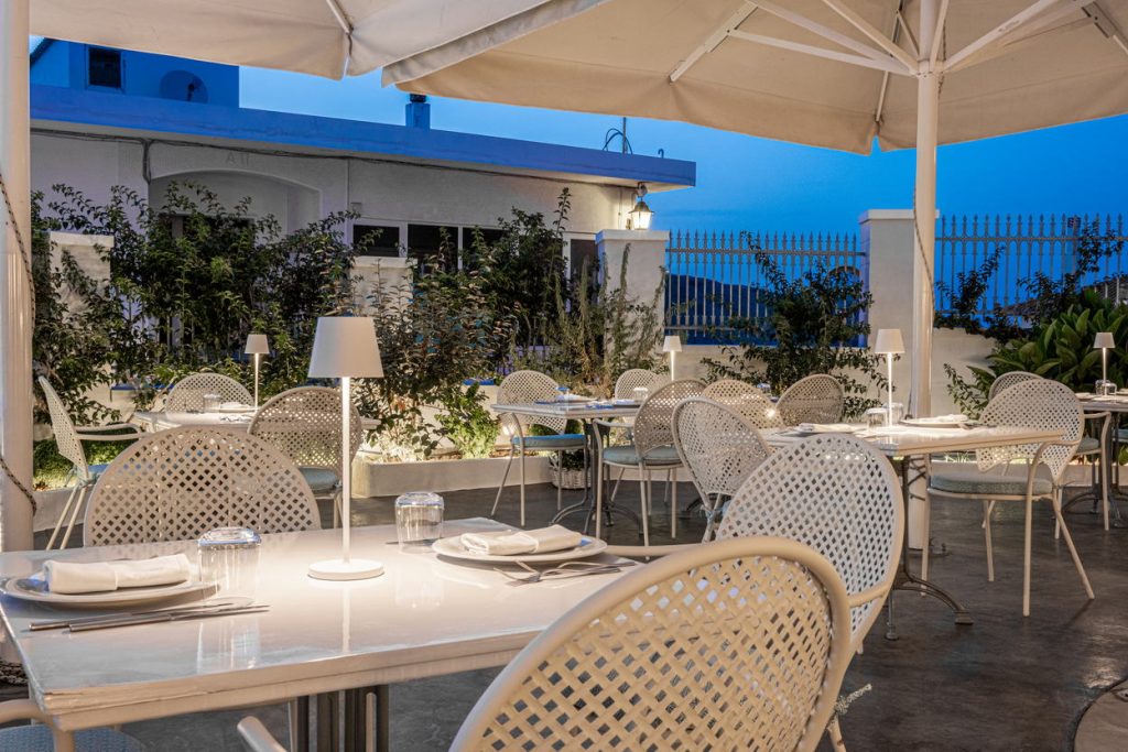 dollys-restaurant-andros-island-26